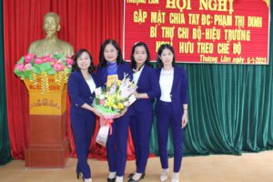 Ảnh hội nghị chia tay đồng chí Phạm Thị Dinh nguyên hiệu trưởng, bí thư chi bộ về nghỉ hưu theo chế độ